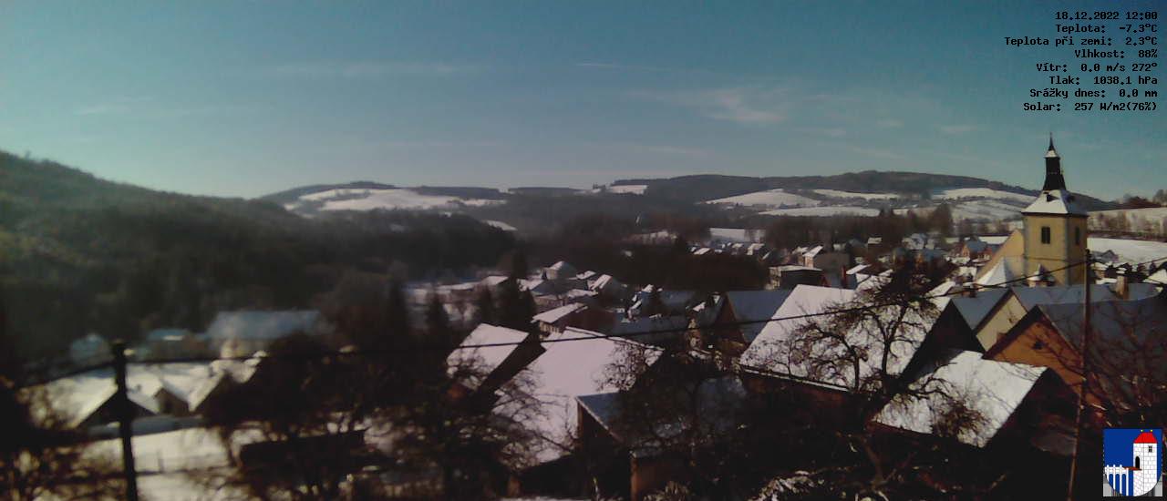 v poledne