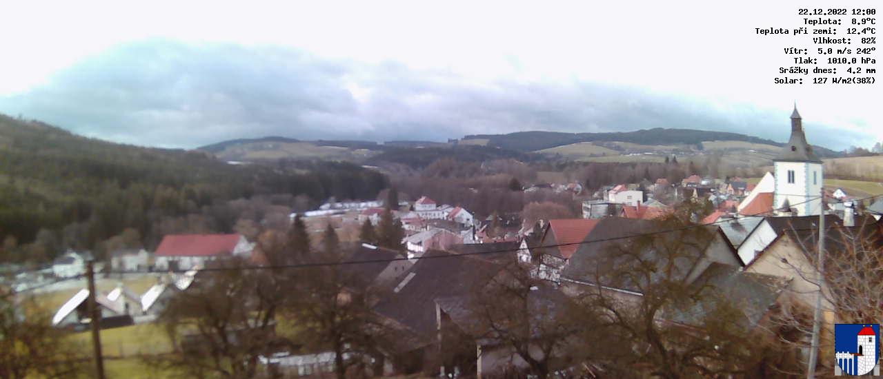 v poledne