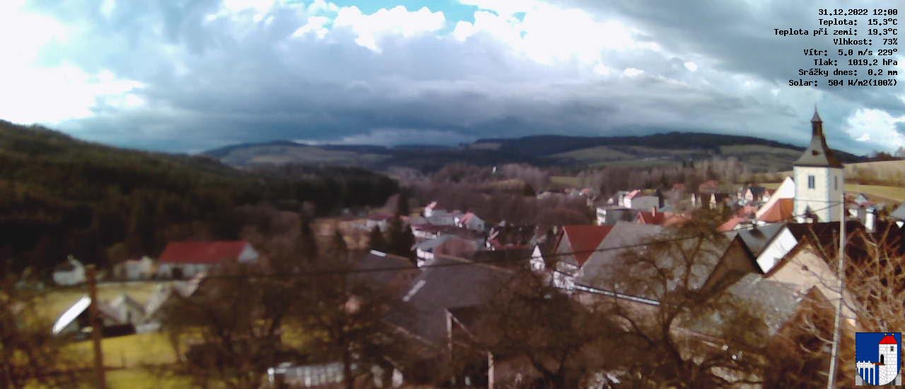 v poledne