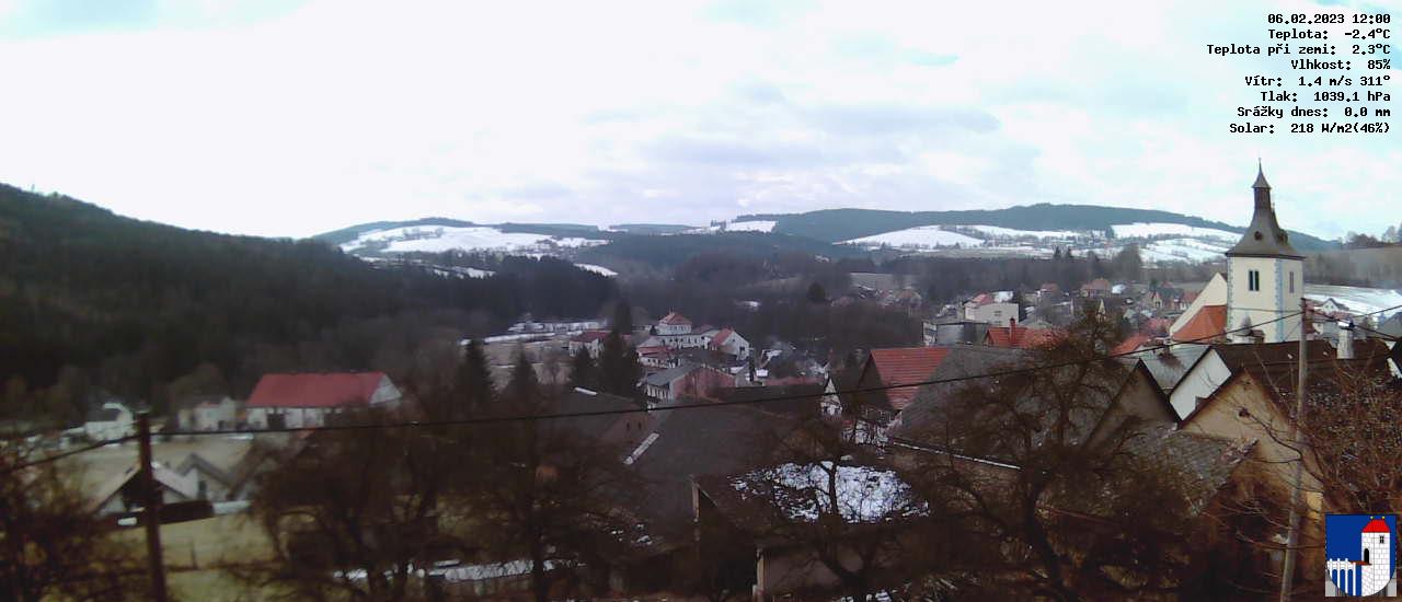 v poledne