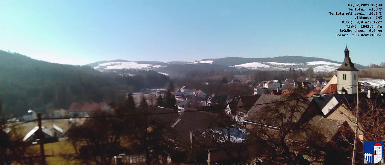 v poledne
