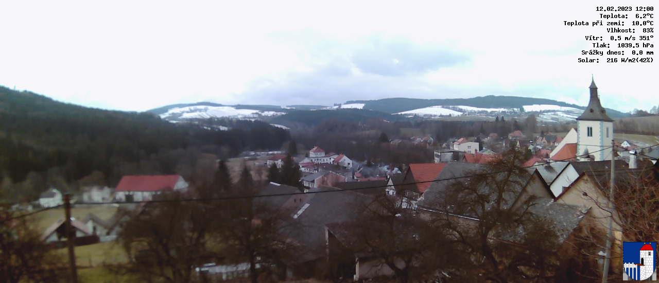 v poledne