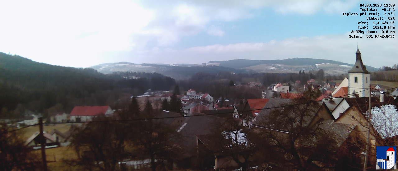 v poledne
