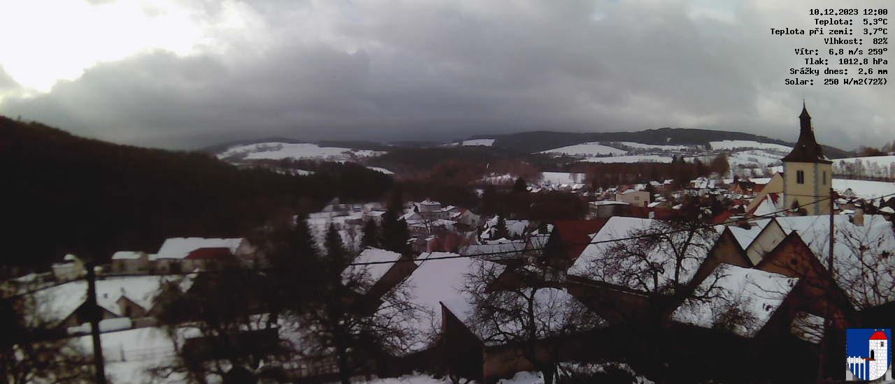 v poledne