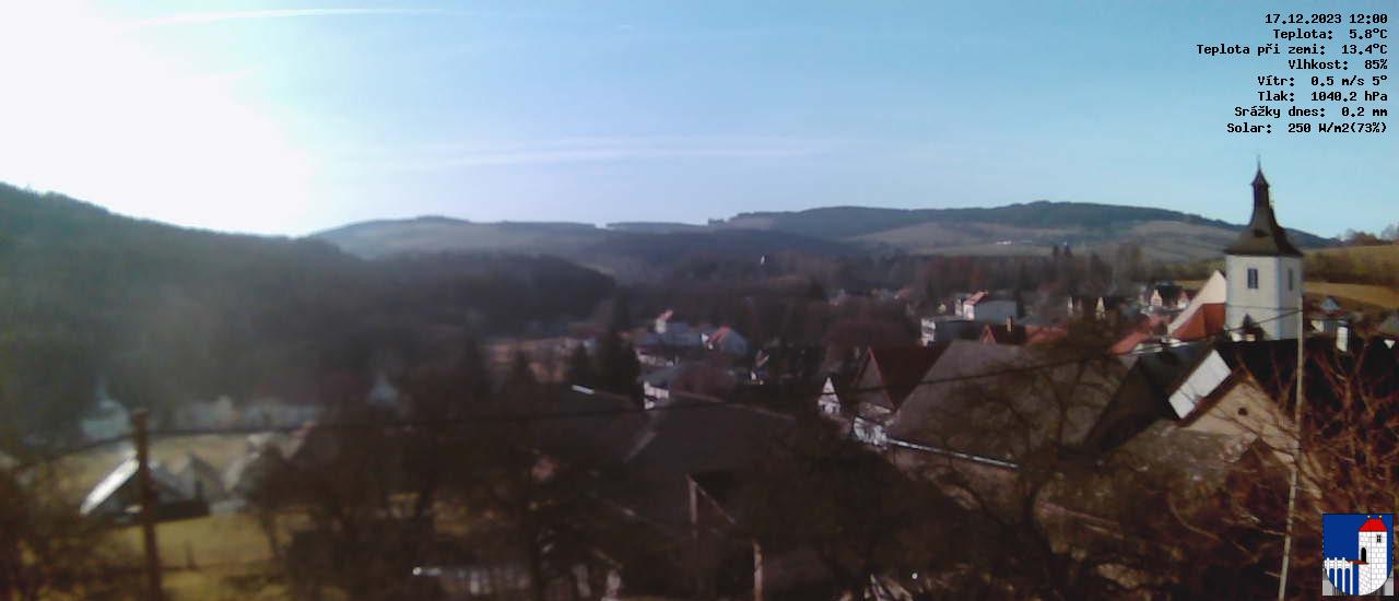 v poledne